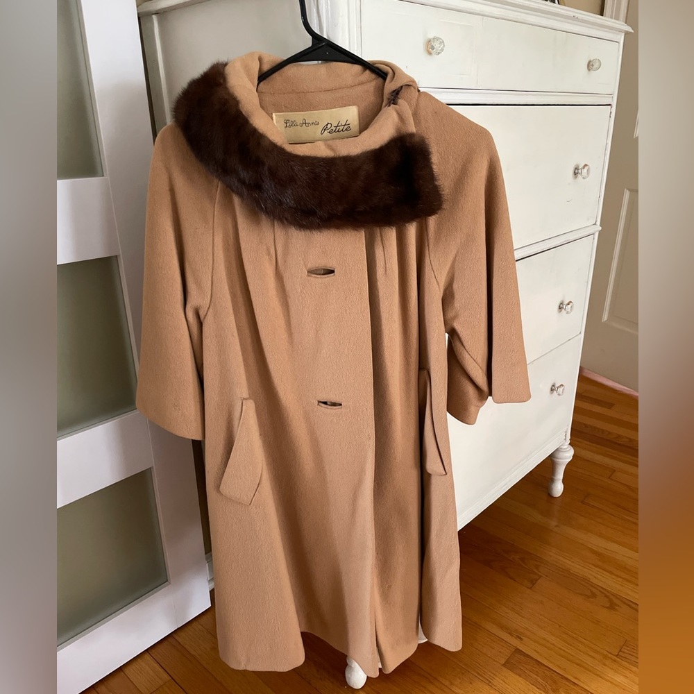 Petite small vintage camel wool coat with (real) fur collar
